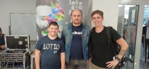 Pan Darek i Kuba Bukowski w towarzystwie Pana Adama Woronowicza – przewodniczącego jury Festiwalu